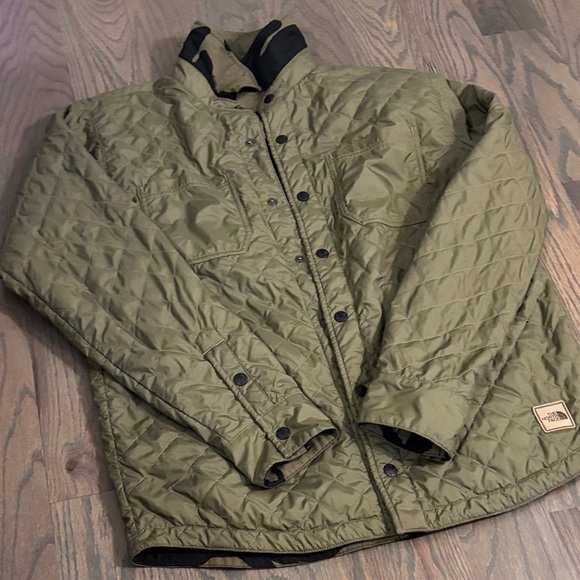 Men's North Fave Quilted Fort Point Jacket in Olive Green, Insulated, Like New! - Picture 9 of 10